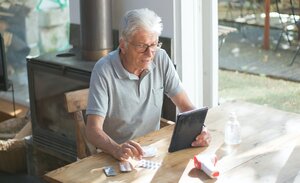 Alter Mann erlernt durch den Online-Pflegekurs wertvolle Informationen für die häusliche Pflege.