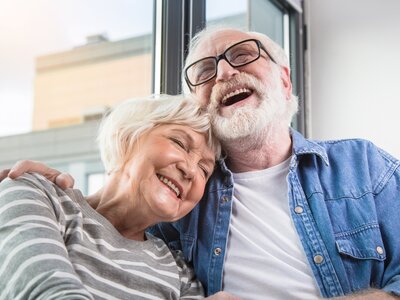 Pflegekurs für "Grundlagen der häuslichen Pflege" macht altes Ehepaar glücklich